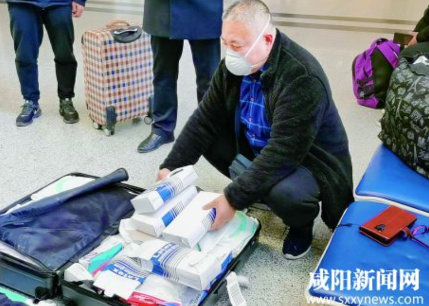  'Shaanxi Good Man ' Chen Jun （Sam） kocht meer dan 1.000 maskers in het buitenland en schonk ze aan zijn geboortestad